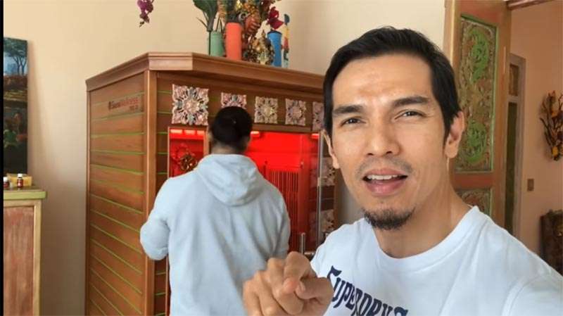 9 Potret Rumah Ade Rai, Isi Kamar Tidurnya Unik Banget!