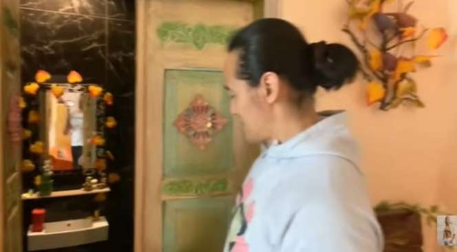 9 Potret Rumah Ade Rai, Isi Kamar Tidurnya Unik Banget!