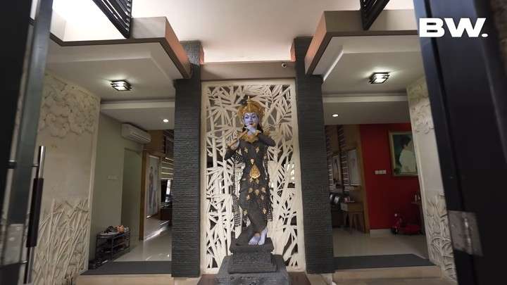 10 Potret Rumah Ajik Krisna ‘Bos Oleh-oleh Bali’, Mewahnya Kebangetan, Ada Taman Bak Surga!