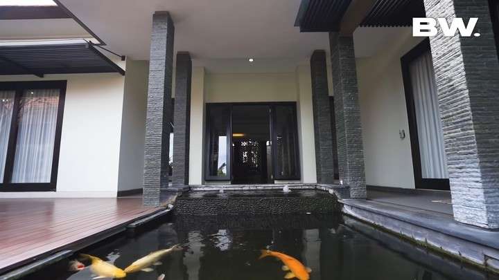 10 Potret Rumah Ajik Krisna ‘Bos Oleh-oleh Bali’, Mewahnya Kebangetan, Ada Taman Bak Surga!