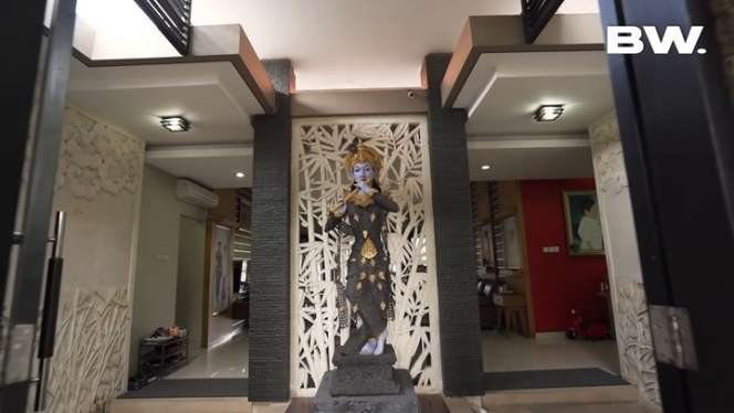 10 Potret Rumah Ajik Krisna ‘Bos Oleh-oleh Bali’, Mewahnya Kebangetan, Ada Taman Bak Surga!