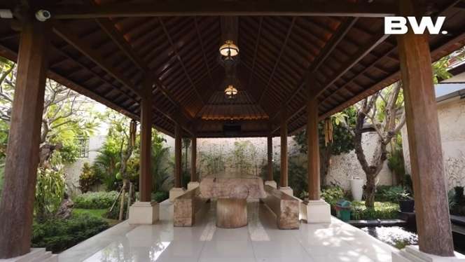 10 Potret Rumah Ajik Krisna ‘Bos Oleh-oleh Bali’, Mewahnya Kebangetan, Ada Taman Bak Surga!
