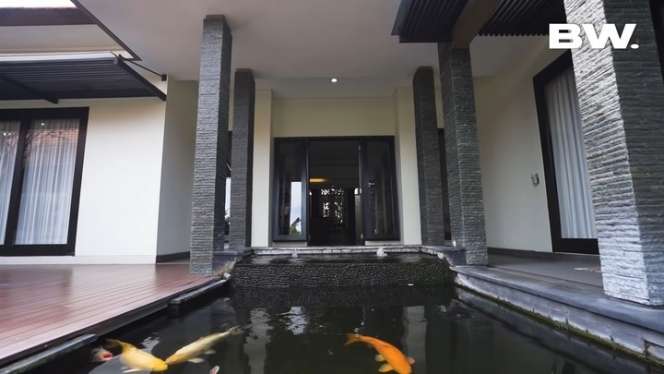 10 Potret Rumah Ajik Krisna ‘Bos Oleh-oleh Bali’, Mewahnya Kebangetan, Ada Taman Bak Surga!