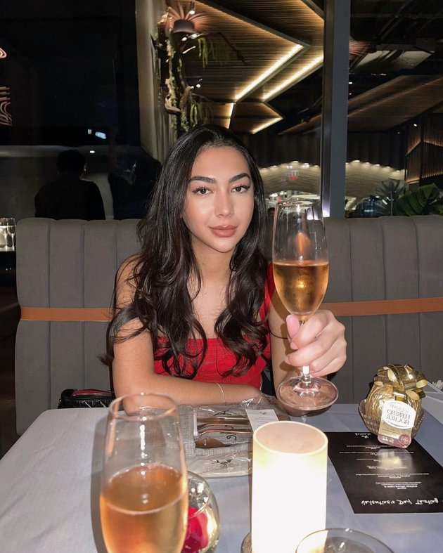 7 Potret Shania Salsabila Kakak Shafa Harris, Disebut Mirip Dua Lipa!
