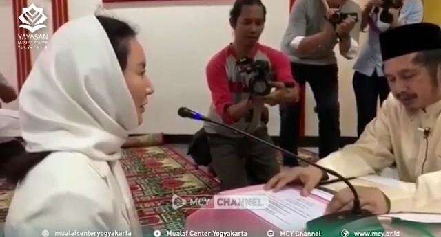 Perjalanan Mualaf Disorot, 6 Potret Fitria Yusuf dan Suami Tampan Berdarah Iran
