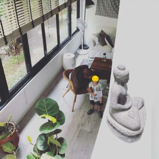 8 Potret Rumah Marcell Siahaan, Area Balkon Jadi Favorit Keluarga!