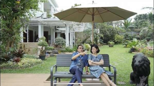 10 Adu Mewah Rumah Hotman Paris VS Hotma Sitompul, Sama-Sama Istana Megah!