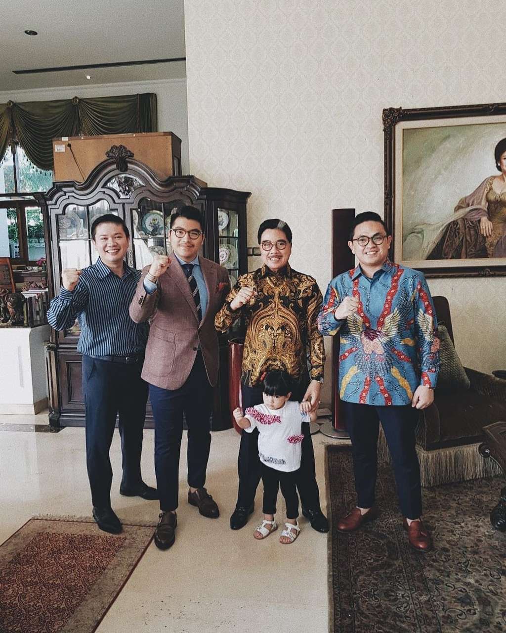 10 Adu Mewah Rumah Hotman Paris VS Hotma Sitompul, Sama-Sama Istana Megah!