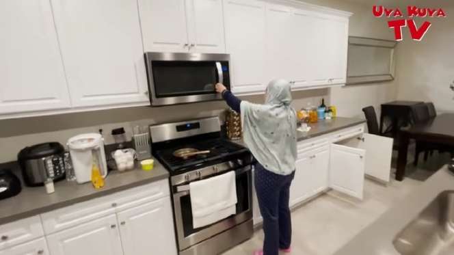 Potret Sahur Pertama Uya Kuya dan Astrid di Amerika, Panik Waktu Imsak, Menu Makanan Disorot! 