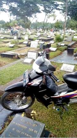 9 Potret Kondisi Makam Nunu Warkop DKI yang Jarang Disorot, Ditumpuk dengan Kuburan Lain!