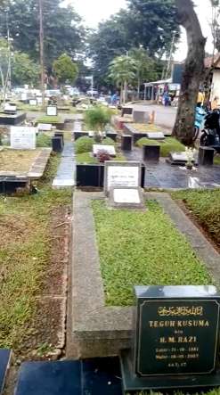 9 Potret Kondisi Makam Nunu Warkop DKI yang Jarang Disorot, Ditumpuk dengan Kuburan Lain!