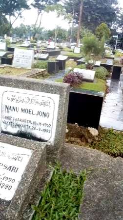 9 Potret Kondisi Makam Nunu Warkop DKI yang Jarang Disorot, Ditumpuk dengan Kuburan Lain!