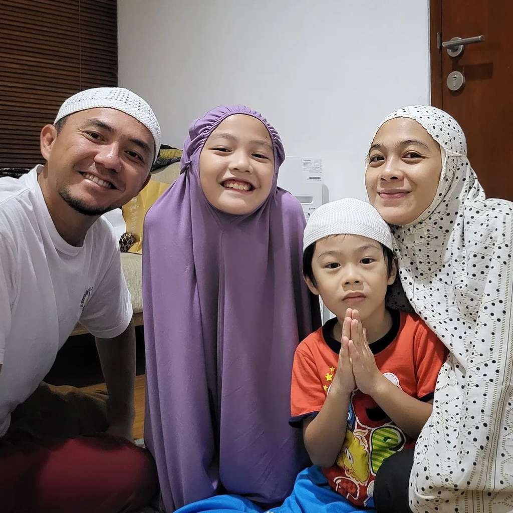 5 Potret Seleb Ajak Anak Sholat Taraweh Bareng Keluarga, Ada Baby Ameenah
