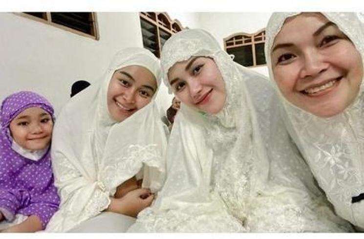 5 Potret Seleb Ajak Anak Sholat Taraweh Bareng Keluarga, Ada Baby Ameenah