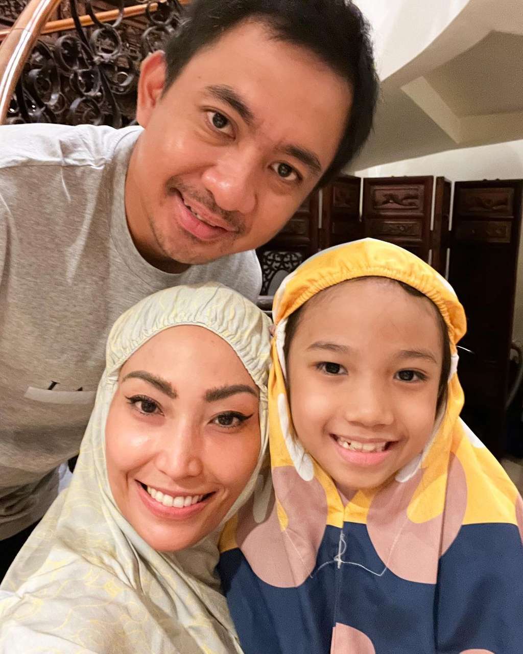 5 Potret Seleb Ajak Anak Sholat Taraweh Bareng Keluarga, Ada Baby Ameenah
