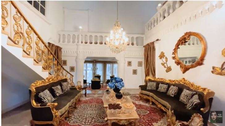 8 Potret Rumah Mewah Ibunda Tasya Farasya, Ruangan untuk Lesehannya Mewah Banget
