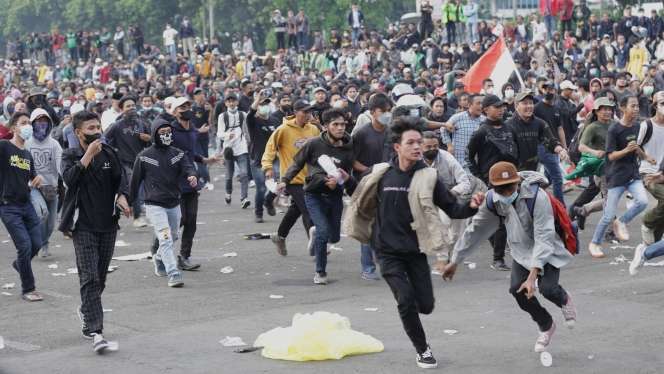 FOTO: Demo di Depan Gedung DPR Berakhir Ricuh