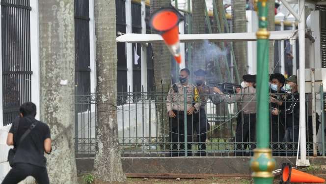 FOTO: Demo di Depan Gedung DPR Berakhir Ricuh