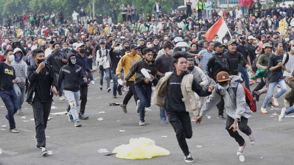 FOTO: Demo di Depan Gedung DPR Berakhir Ricuh