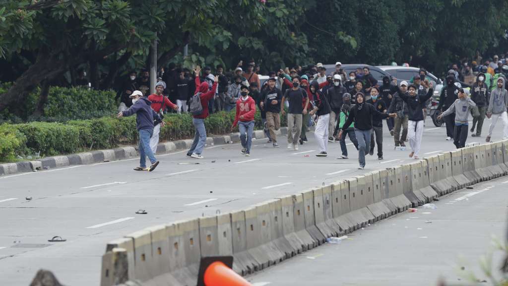FOTO: Demo di Depan Gedung DPR Berakhir Ricuh