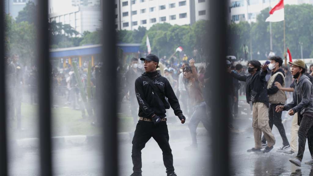 FOTO: Demo di Depan Gedung DPR Berakhir Ricuh