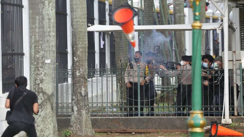 FOTO: Demo di Depan Gedung DPR Berakhir Ricuh