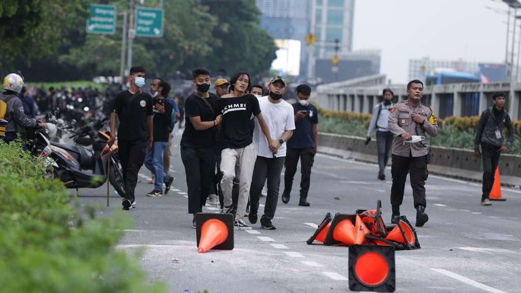 FOTO: Demo di Depan Gedung DPR Berakhir Ricuh