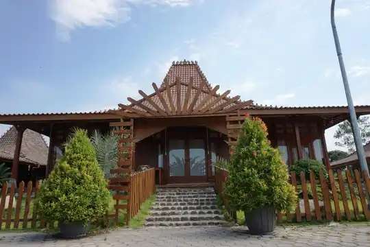 10 Potret Penginapan Inul Daratista ‘Saygon Cottage’, Ada Ruang Biliar di Tepi Sawah, Keren Abis!