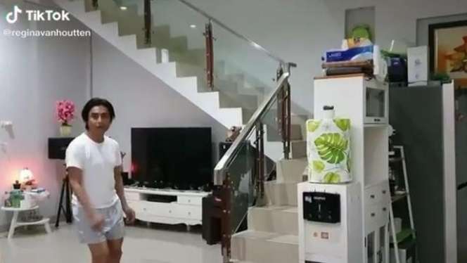 6 Potret Rumah Charly Van Houten yang Jarang Terekspos