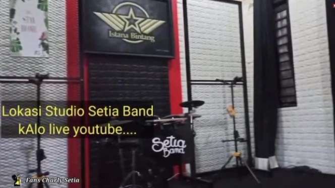 6 Potret Rumah Charly Van Houten yang Jarang Terekspos