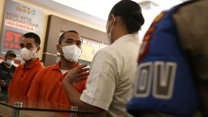 Potret Bos PS Store Putra Siregar dan Rico Valentino Pakai Baju Tahanan, Tangan Diborgol 