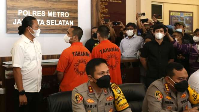 Potret Bos PS Store Putra Siregar dan Rico Valentino Pakai Baju Tahanan, Tangan Diborgol 