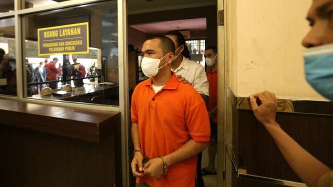 Potret Bos PS Store Putra Siregar dan Rico Valentino Pakai Baju Tahanan, Tangan Diborgol 