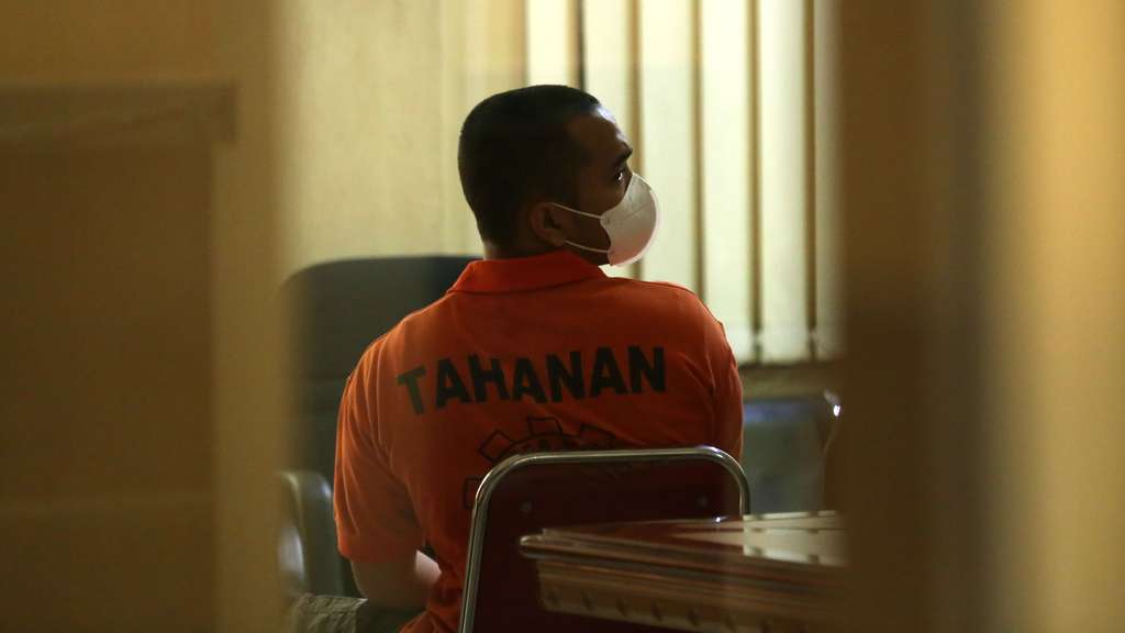 Potret Bos PS Store Putra Siregar dan Rico Valentino Pakai Baju Tahanan, Tangan Diborgol 