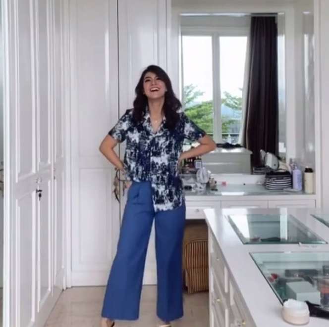 9 Potret Rumah Raya Kohandi si Langganan Antagonis, Megahnya Bak Dalam Sinetron!