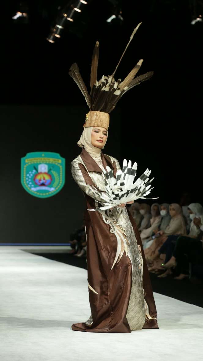 Lia Afif Hadirkan Koleksi Batik dengan Pewarna Alam di Indonesia Fashion Week 2022