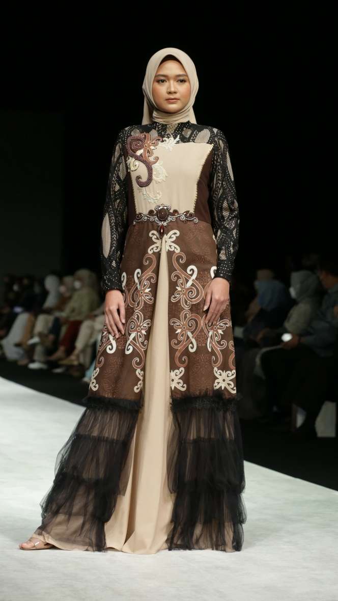 Lia Afif Hadirkan Koleksi Batik dengan Pewarna Alam di Indonesia Fashion Week 2022
