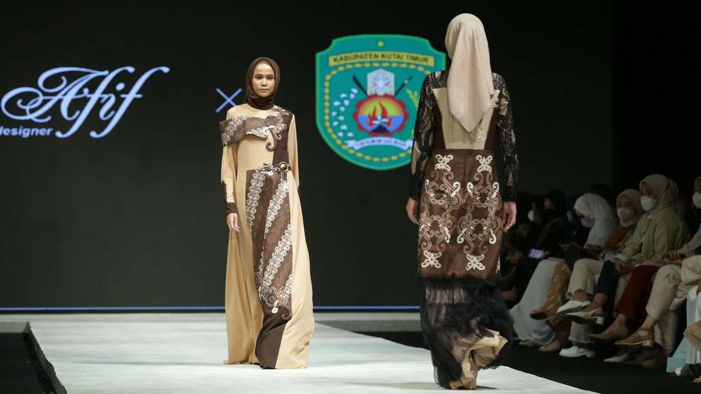 Lia Afif Hadirkan Koleksi Batik dengan Pewarna Alam di Indonesia Fashion Week 2022