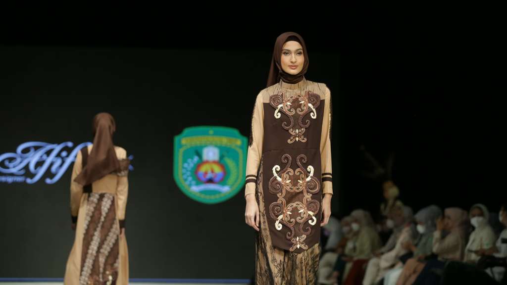 Lia Afif Hadirkan Koleksi Batik dengan Pewarna Alam di Indonesia Fashion Week 2022