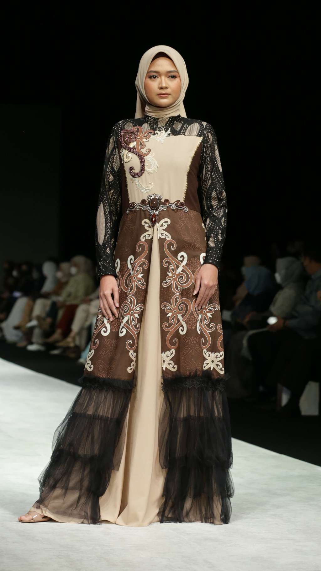 Lia Afif Hadirkan Koleksi Batik dengan Pewarna Alam di Indonesia Fashion Week 2022