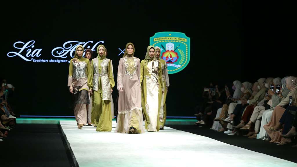Lia Afif Hadirkan Koleksi Batik dengan Pewarna Alam di Indonesia Fashion Week 2022
