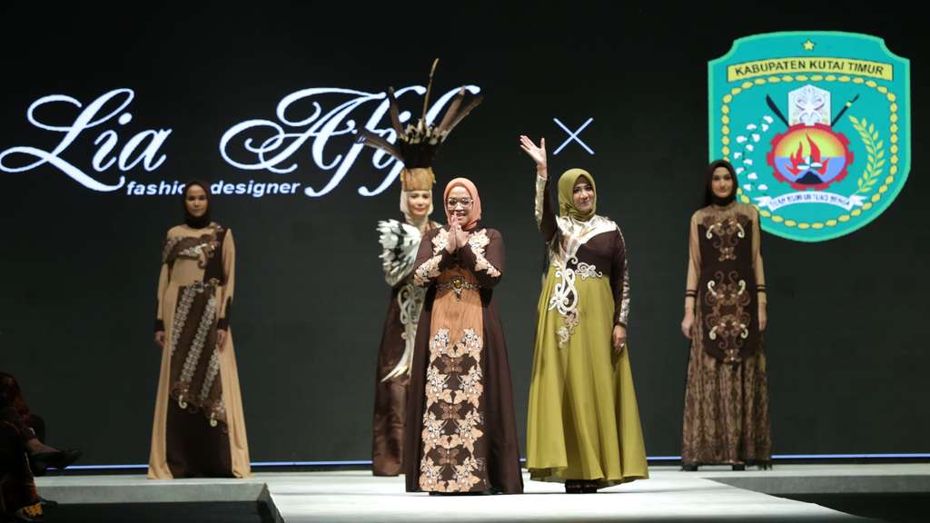 Lia Afif Hadirkan Koleksi Batik dengan Pewarna Alam di Indonesia Fashion Week 2022