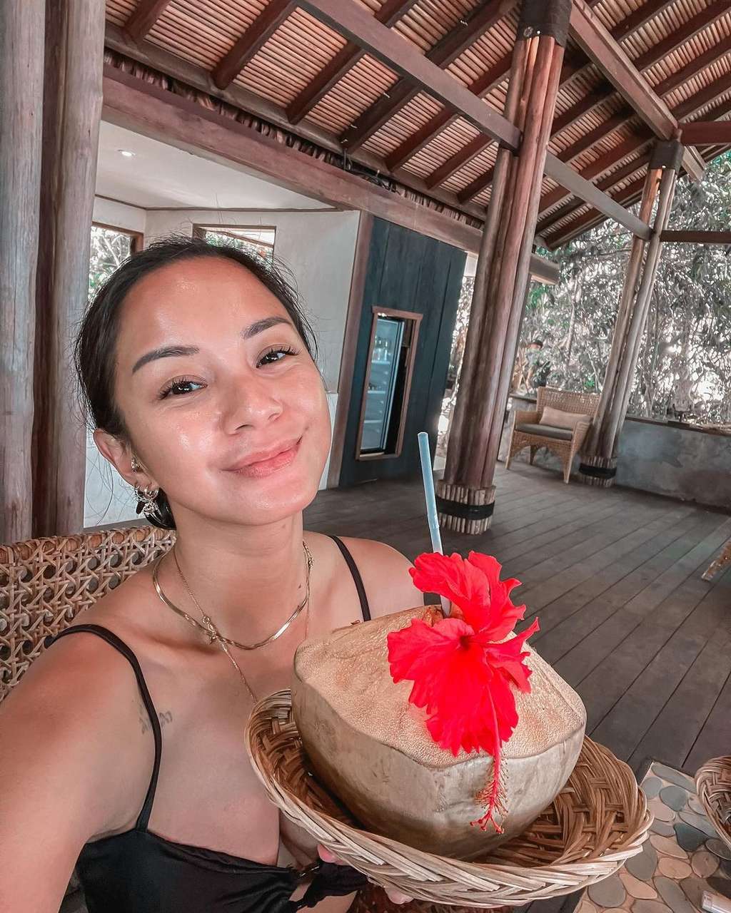 6 Pose Kirana Larasati Pamer Bahu Menawan