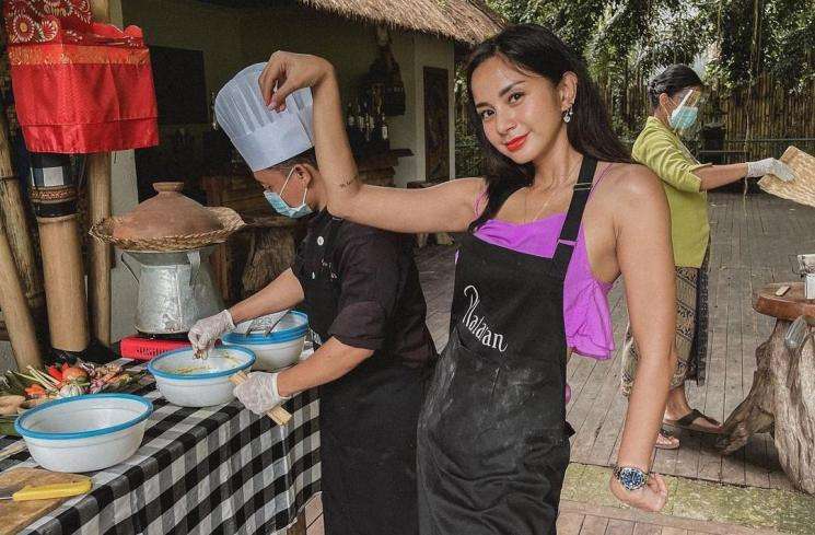 6 Pose Kirana Larasati Pamer Bahu Menawan