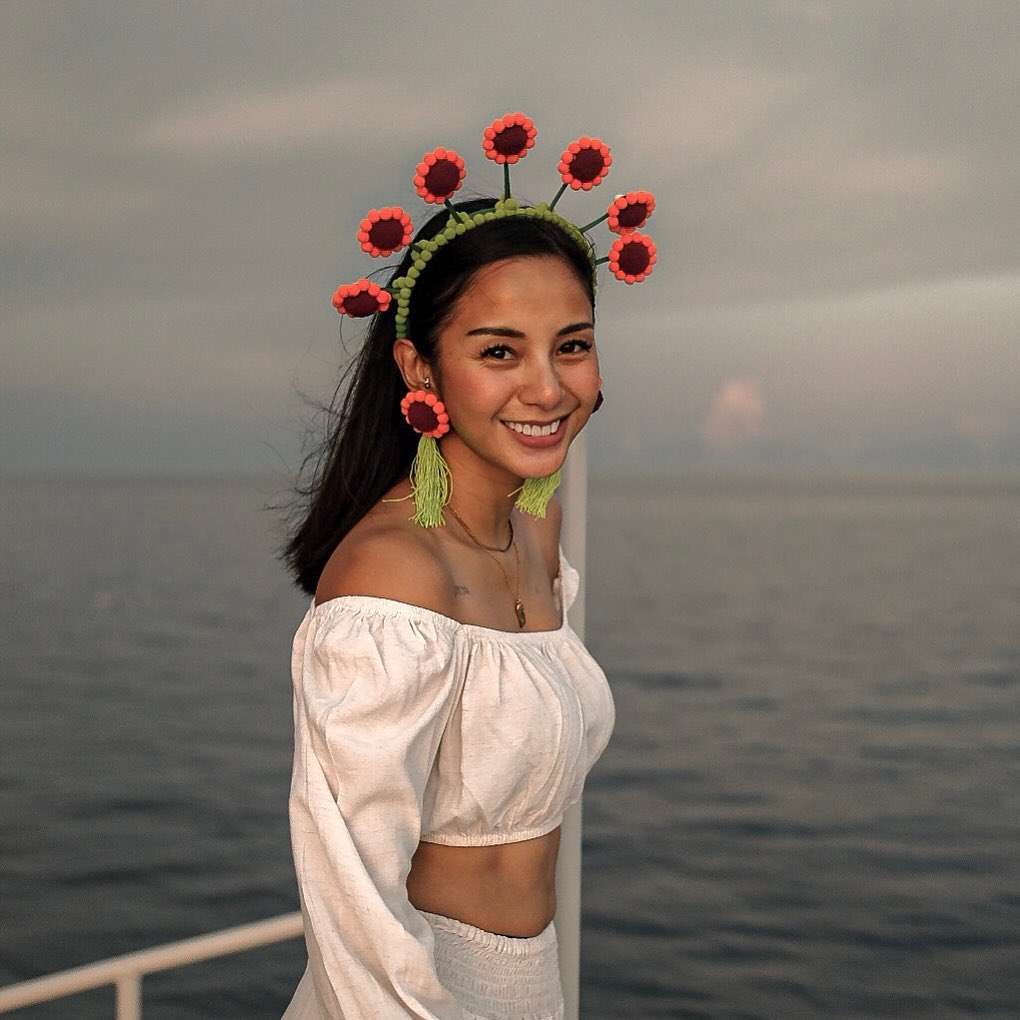 6 Pose Kirana Larasati Pamer Bahu Menawan