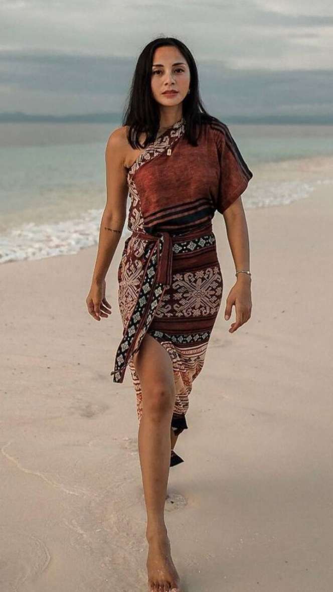 6 Pose Kirana Larasati Pamer Bahu Menawan