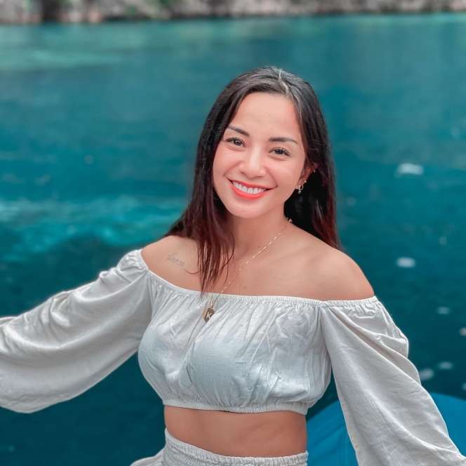 6 Pose Kirana Larasati Pamer Bahu Menawan