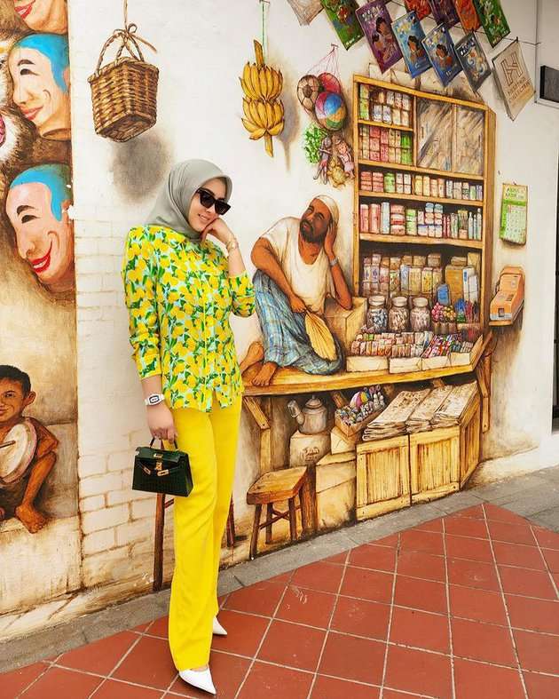 6 Gaya Fashion Syahrini Selama Puasa Ramadan di Singapura Jadi Sorotan!