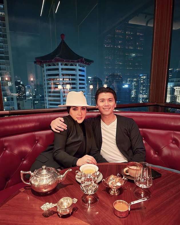 6 Gaya Fashion Syahrini Selama Puasa Ramadan di Singapura Jadi Sorotan!