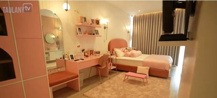 11 Potret Rumah Baru Desta dan Natasha Rizky, Desainnya Super Keren!